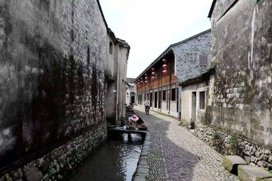 小蓝球向上跳